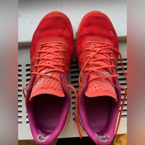 On cloud sneakers size 7